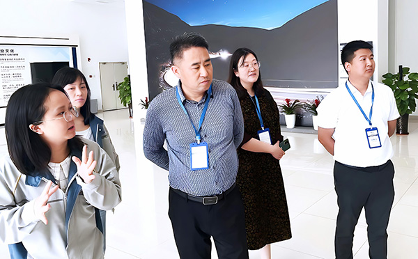 企业方负责人为山东省枣庄市各位领导讲解工厂发展史