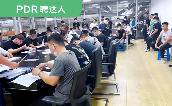 聘达人为求职者解答服务现场