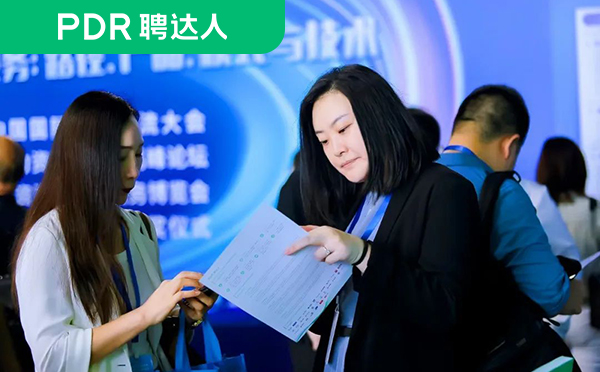 聘达人人力行政总监李冰在现场与行业伙伴交流探讨